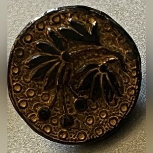 Antique Industrie Parisienne  Button Floral cut design